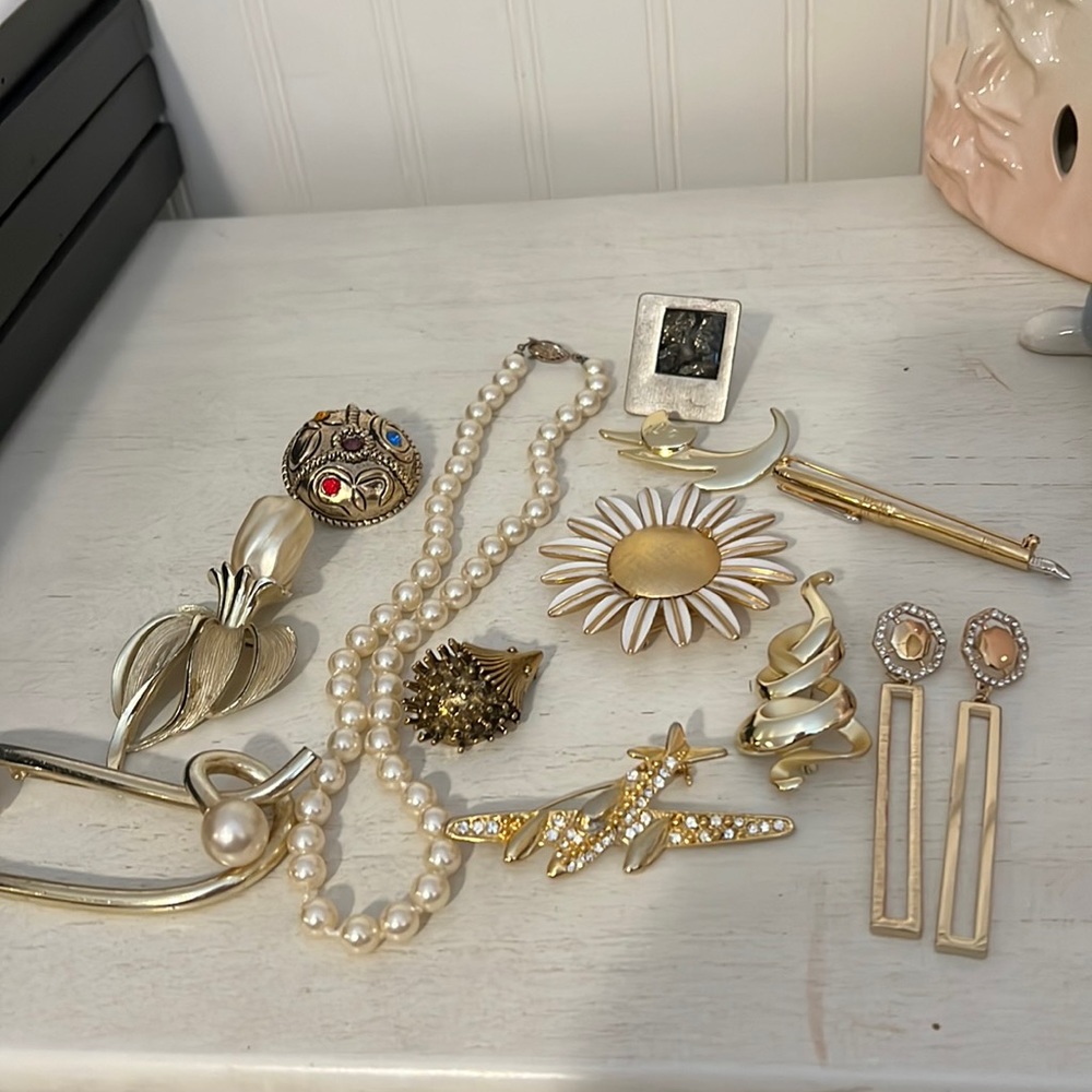 designer costume jewelry brooches necklace mod dep Sarah danecraft avon lot